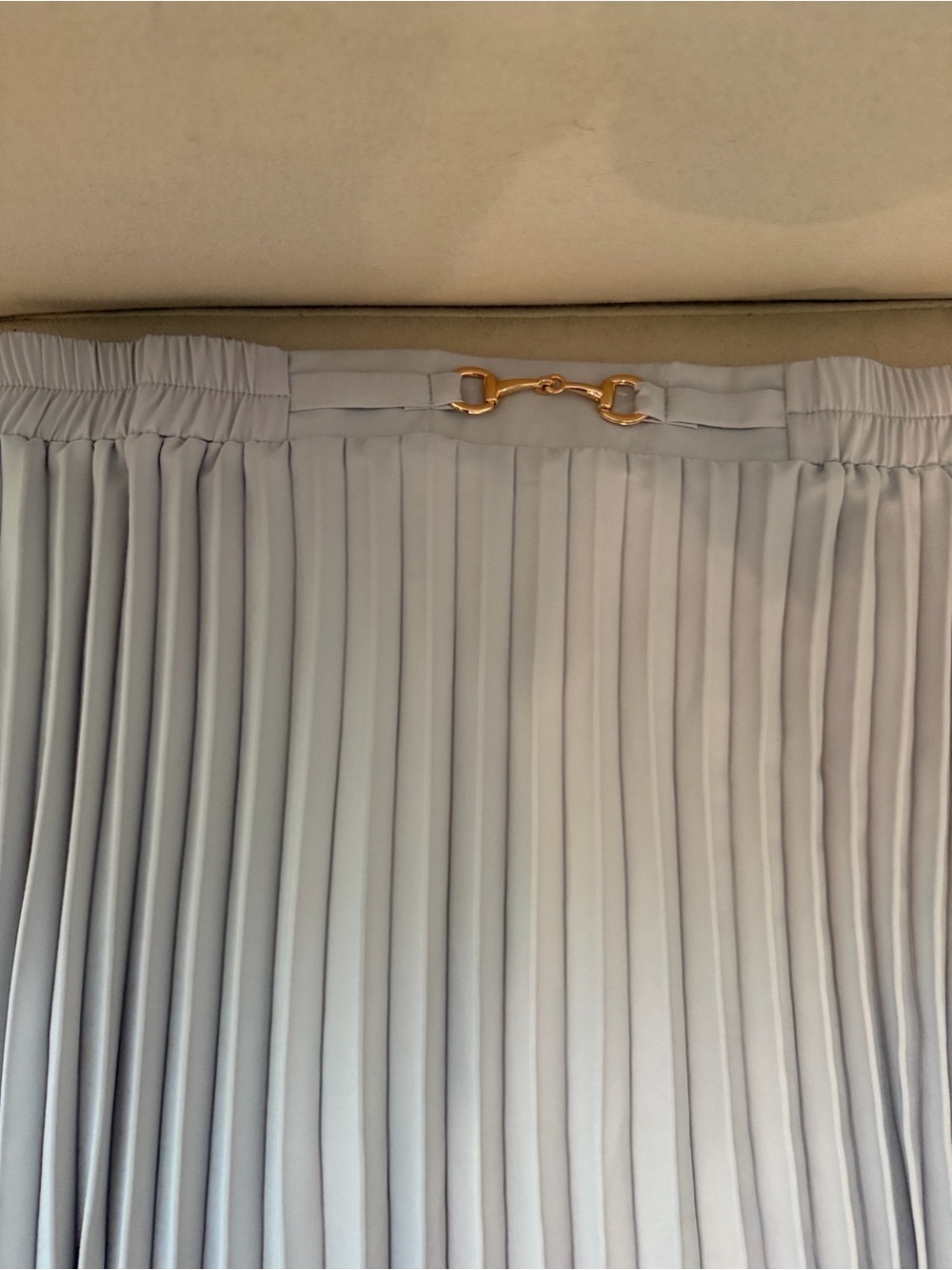 Size L Pleated Light Gray Midi Skirt with Gold Accent